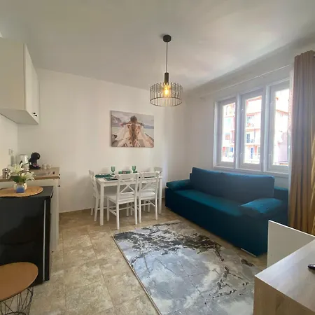 Toni House 407